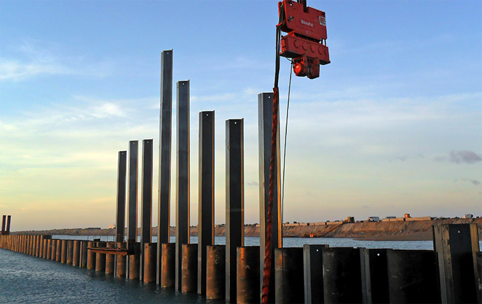 Damwand met trilblokken