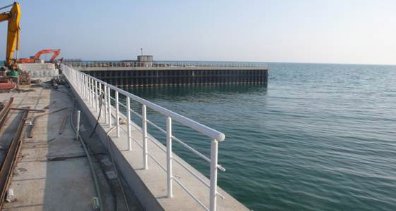 Gedrag van Breakwater Foundation Versterkt met Damwand Onder Seismische Loading